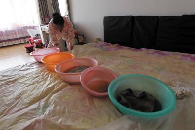 崇州楼上漏水，住户失联，小区没物管，业主维权难！律师来支招……